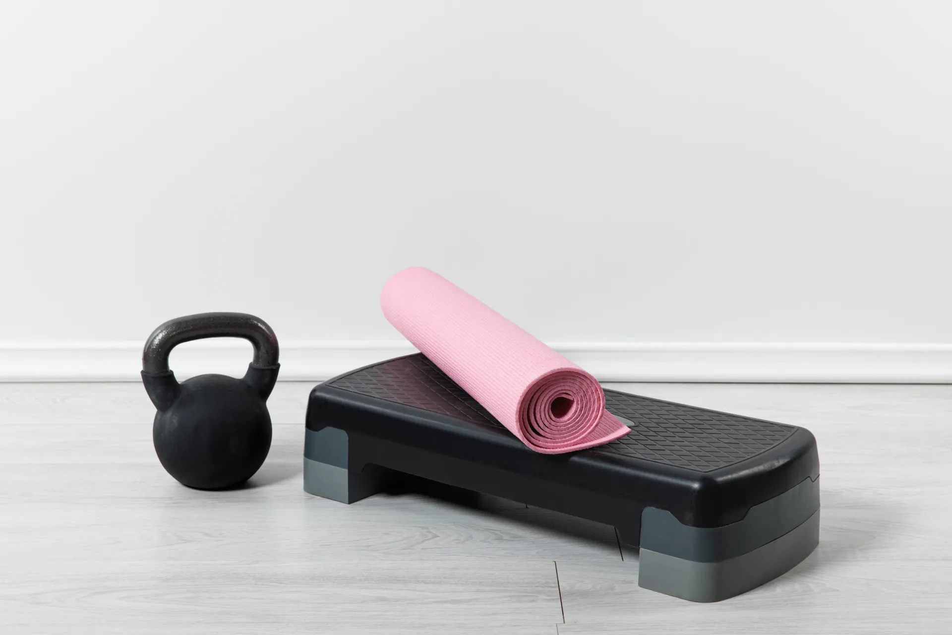 Kettlebell, yogamatta och stepbräde