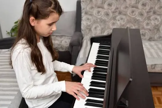 Piano och flicka