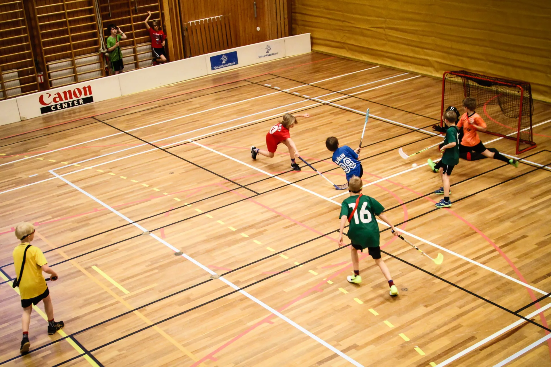 barn spelar innebandy